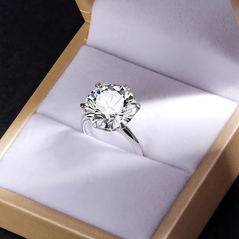 Women's 0.5/1/2/3/5/10 Carat Exquisite White Moissanite Six-Clawed Ring